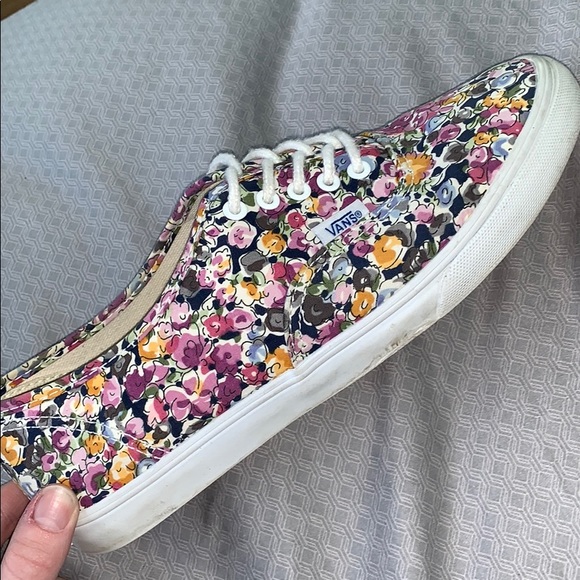 Floral vans - Picture 2 of 4